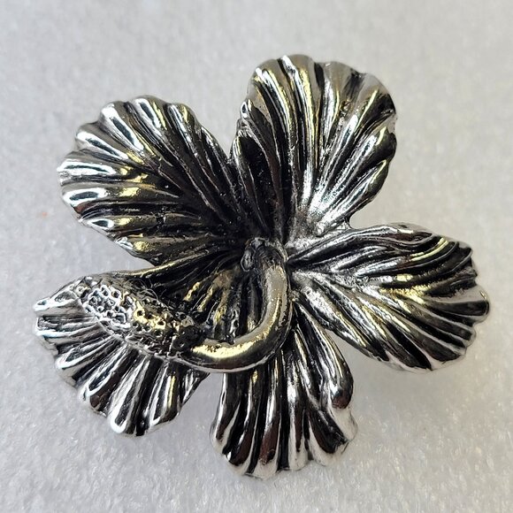 Large Hibizcus Brooch in Antique Rhodium - Picture 1 of 8